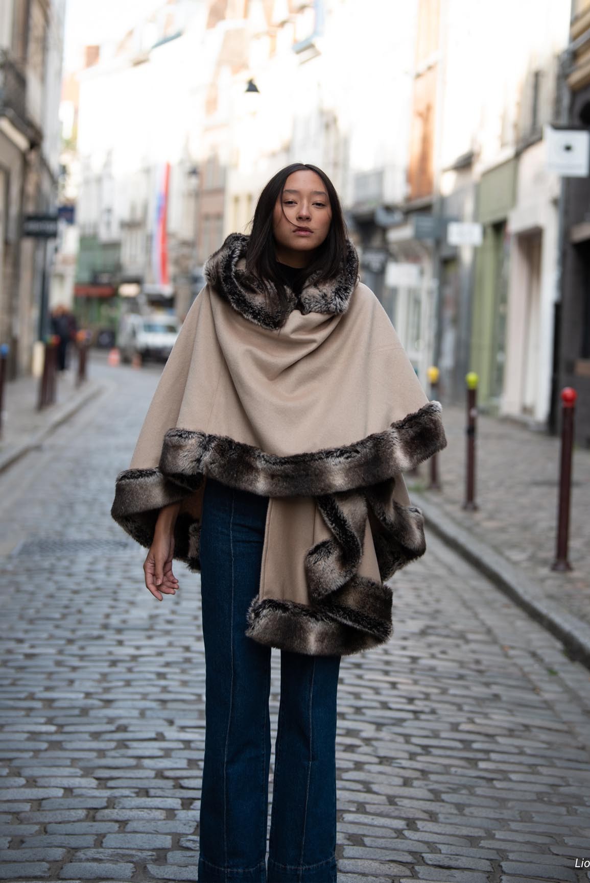 Cape Flora en 100% laine vierge bordée de fausse fourrure